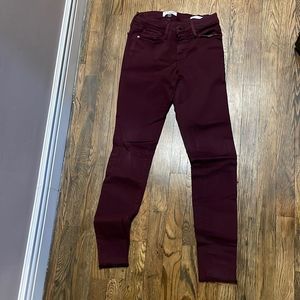Maroon Frame le skinny de Jeanne (jeans). Extra stretchy, in great condition